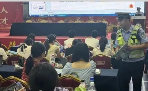 与你同行，安全启航！湖北公安全力开启“护学模式